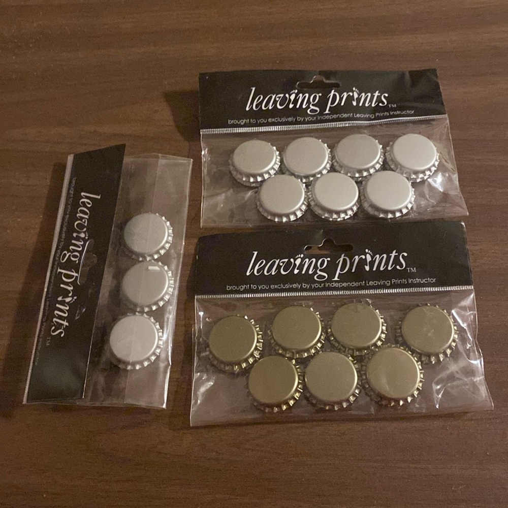 Leaving Prints Metal Bottle Caps Silver